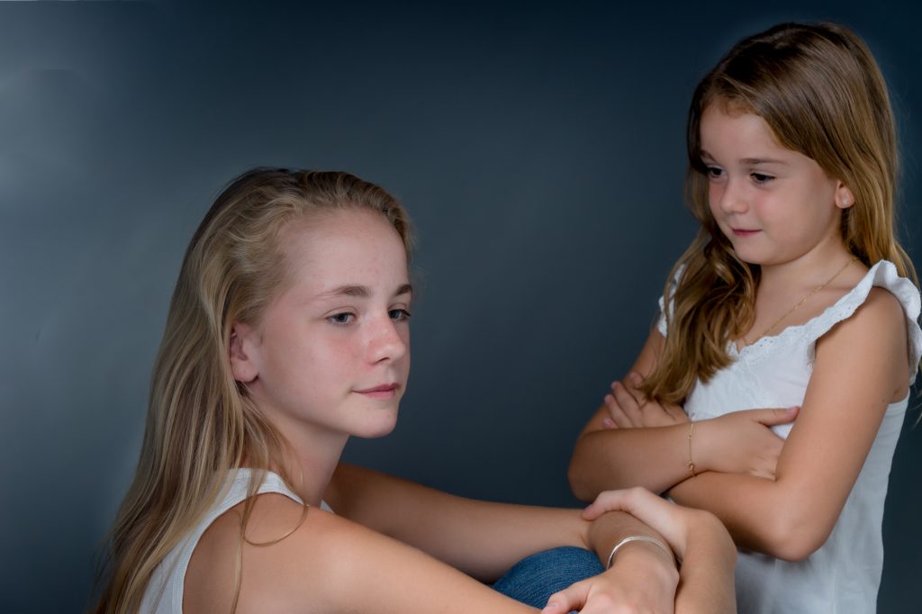 Adolescente indifférente au regard de sa jeune soeur. Photo Studio Polidori