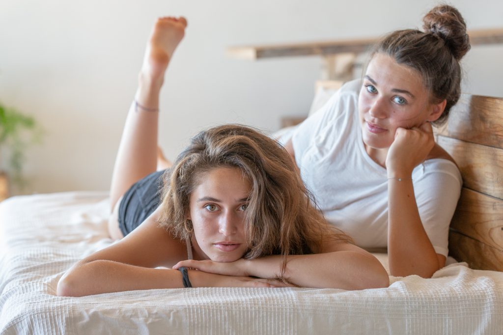 Portrait de 2 soeurs allongées à leur domicile. Photo Studio Polidori