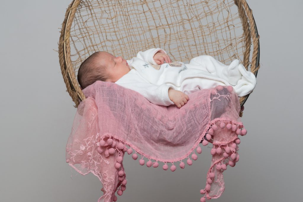 Bébé endormi, dans balançoire flottante dans les airs. Photo Studio Polidori