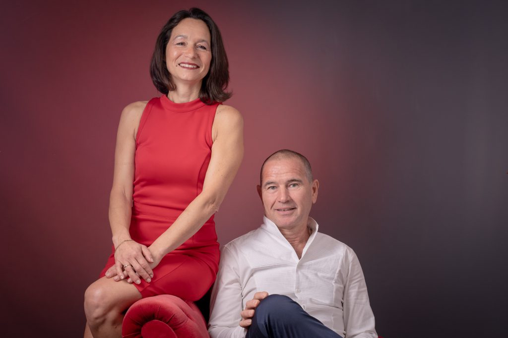 Un couple complice et souriant. Photo Studio Polidori