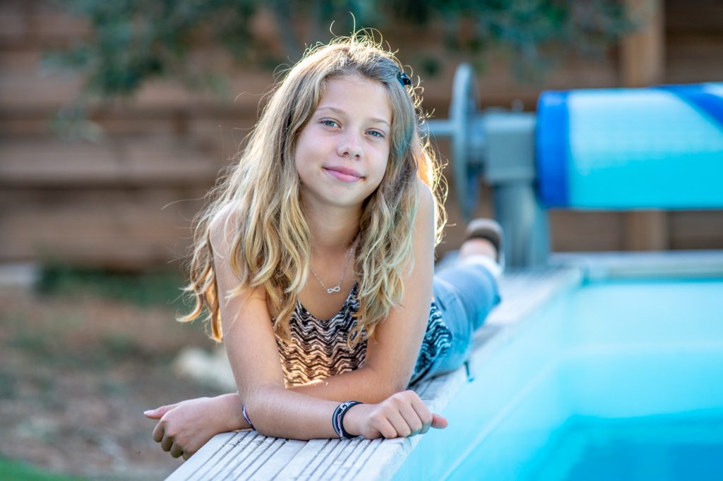 Jeune fille allongée au bord de la piscine. Photo Studio Polidori