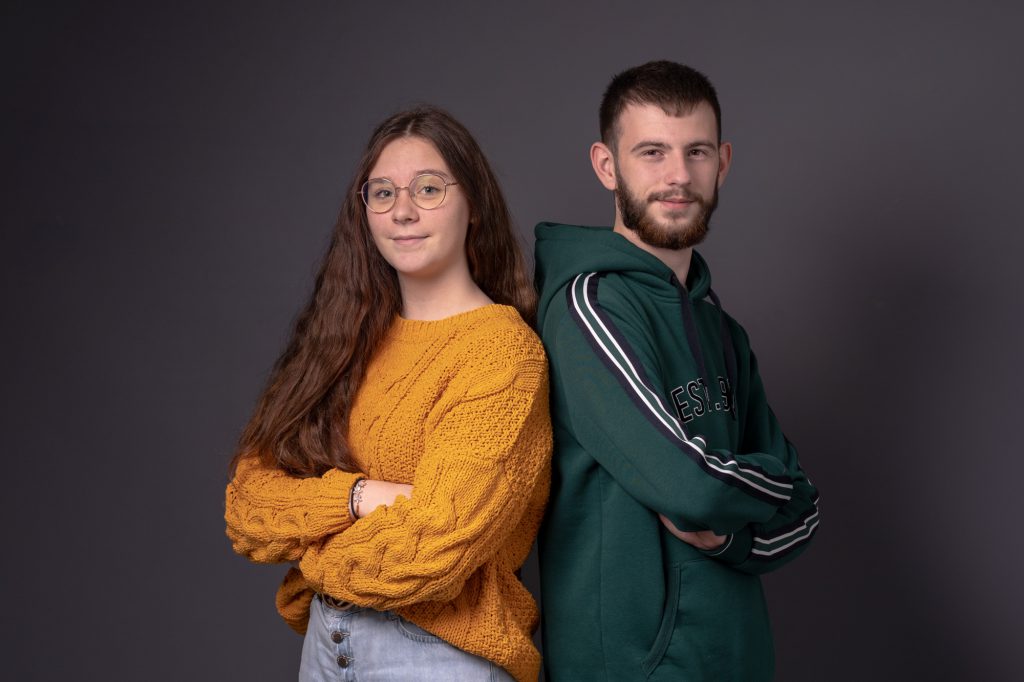 Dos à dos complice entre frère et soeur. Photo Studio Polidori