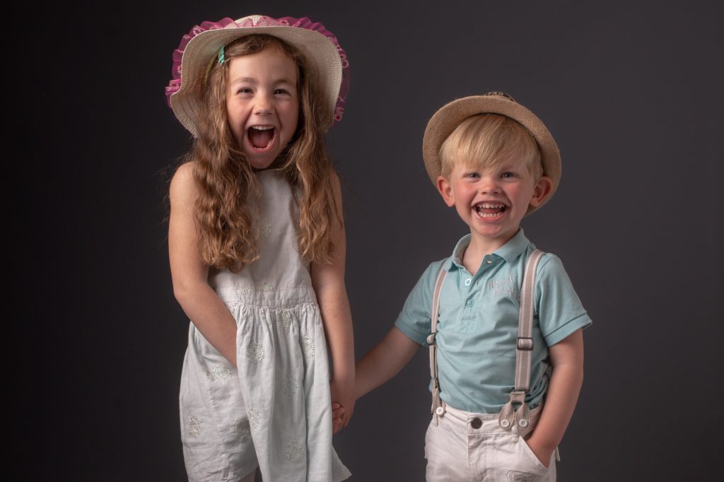 Une belle complicité et éclats de rire entre 2 jeunes frères et soeurs. Photo Studio Polidori