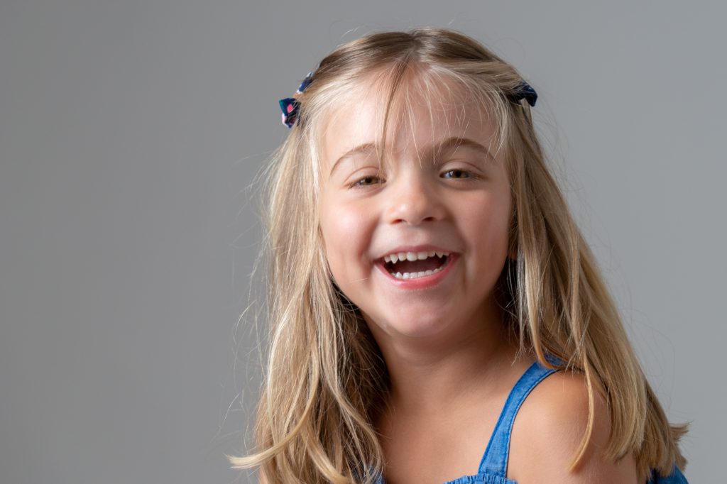 Une petite fille éclate de rire, pleine de joie. Photo Studio Polidori