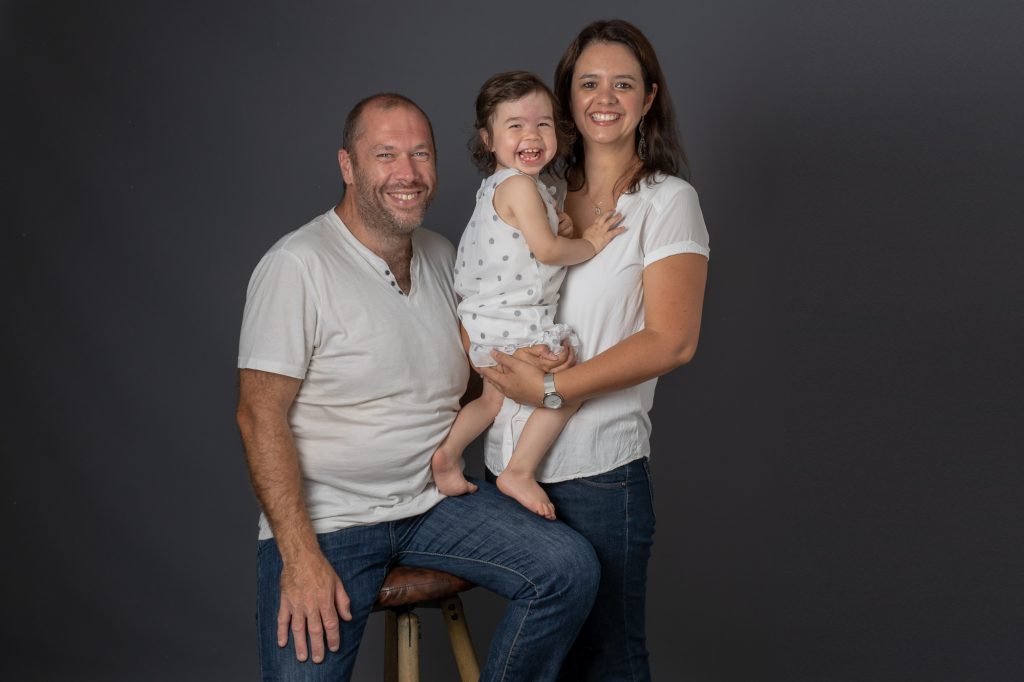 Une petit fille est morte de rire dans les bras de ses parents. Photo Studio Polidori