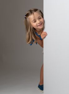 Portrait d'une enfant jouant pendant une éance photo. Photo Studio Polidori