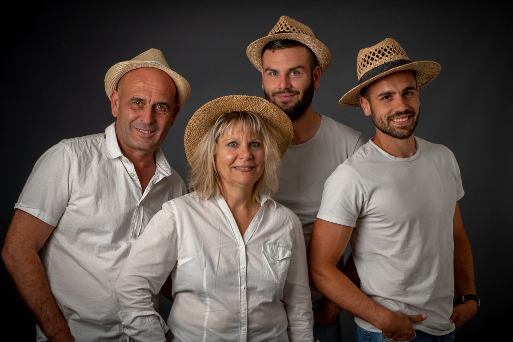 Les parents et leurs 2 fils, chapeautés au studio. Photo Studio Polidori