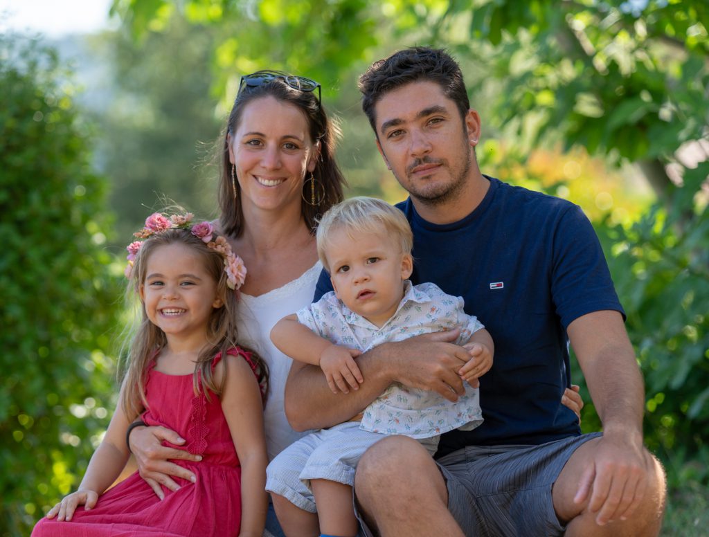 2 jeunes parents et leurs enfants en extérieur. Photo Studio Polidori