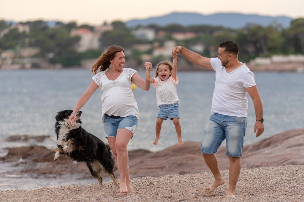 Maman, papa et la fille joue à la plage. Photo Studio Polidori