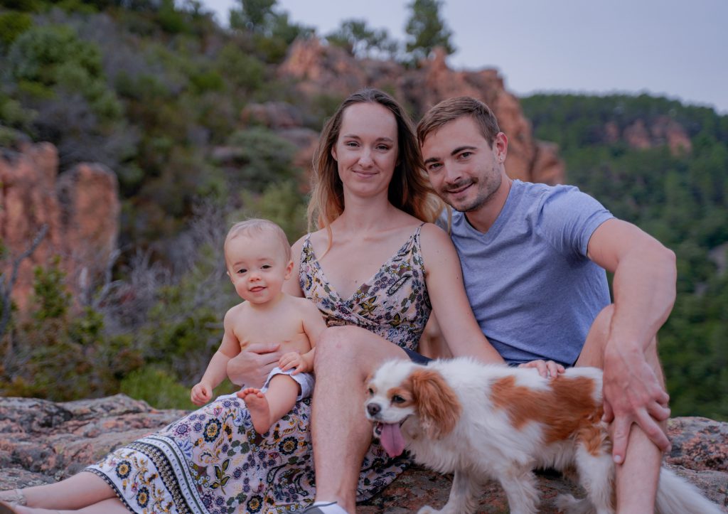 Toute la famille, et le chien, en milieu naturel au Blavet. Photo Studio Polidori