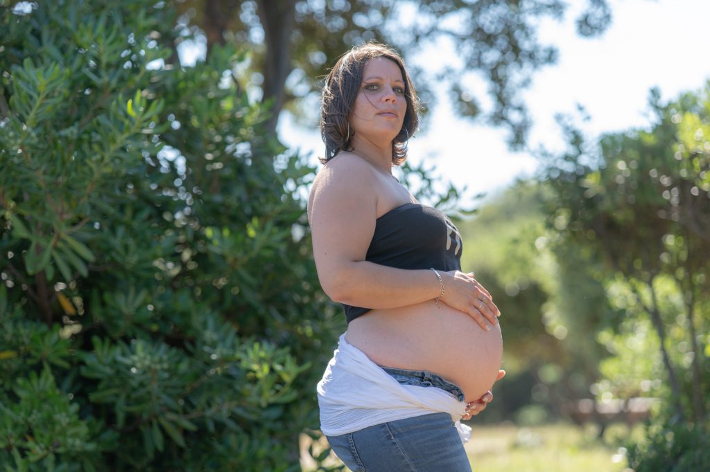 Portrait d'une femme enceinte à l'extérieur, grossesse dans un parc. Photo Studio Polidori
