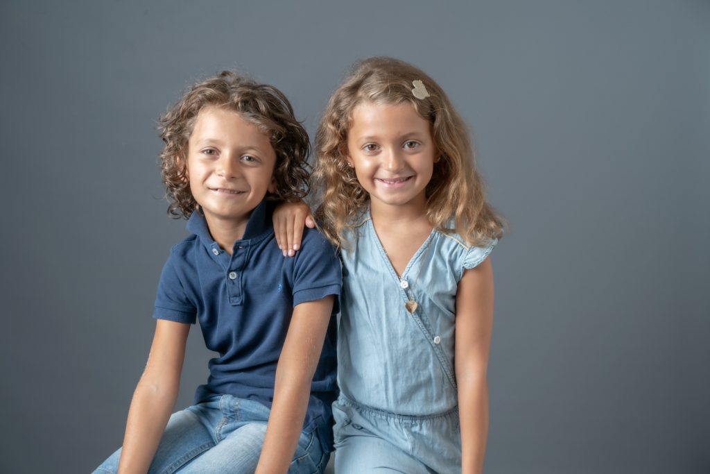 Portrait de 2 jeunes enfants (frère et soeur) au studio. Photo Studio Polidori