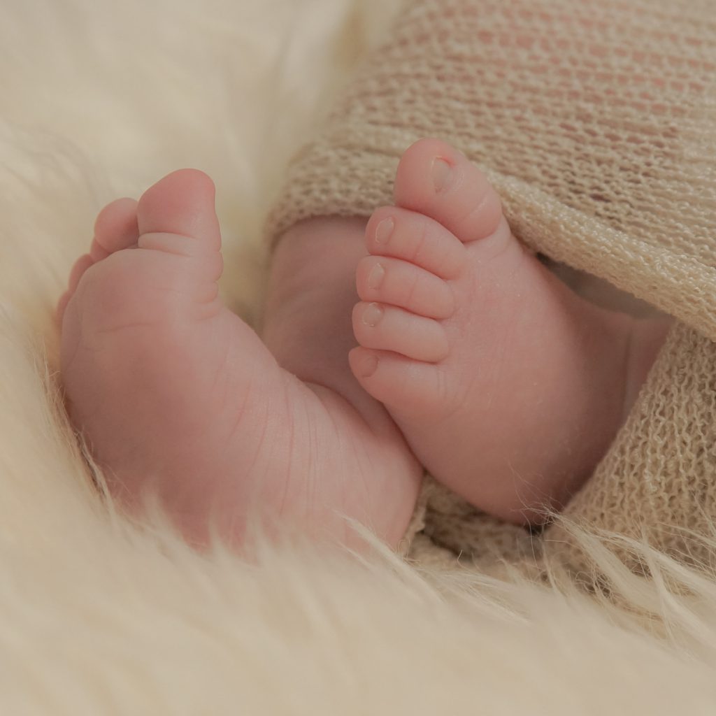 Les pieds d'un bébé en gros plan. Photo Studio Polidori