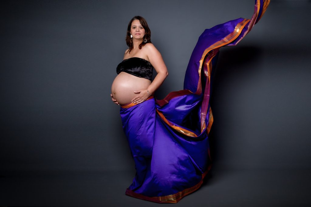 Femme enceinte, avec voile indien flottant. Photo Studio Polidori