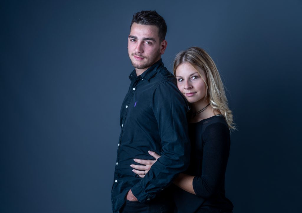 Une jeune femme se blottit dans les épaules de son amoureux. Photo Studio Polidori