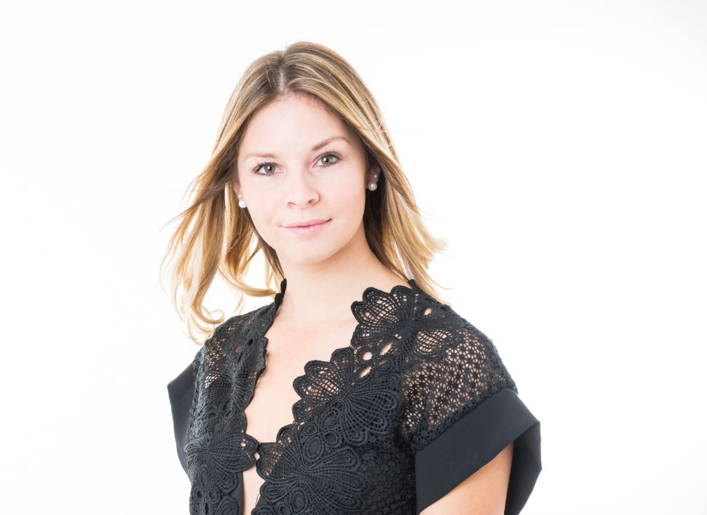 Au studio, cheveux dans le vent une jeune femme pose sur fond blanc. Photo Studio Polidori