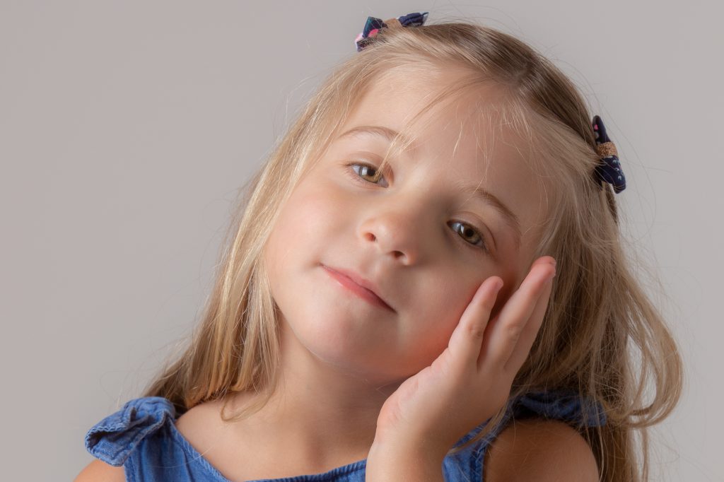 Une jeune fille, tête dans la main, regard rêveur. Photo Studio Polidori