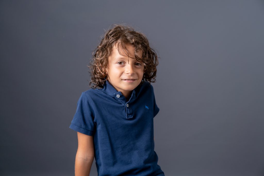 Portrait d'un jeune garçon au studio. Photo Studio Polidori