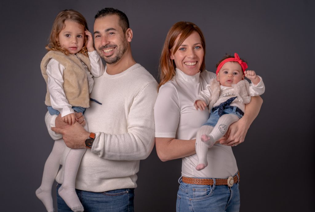 Famille respirant le bonheur, papa et ses 3 femmes. Photo Studio Polidori