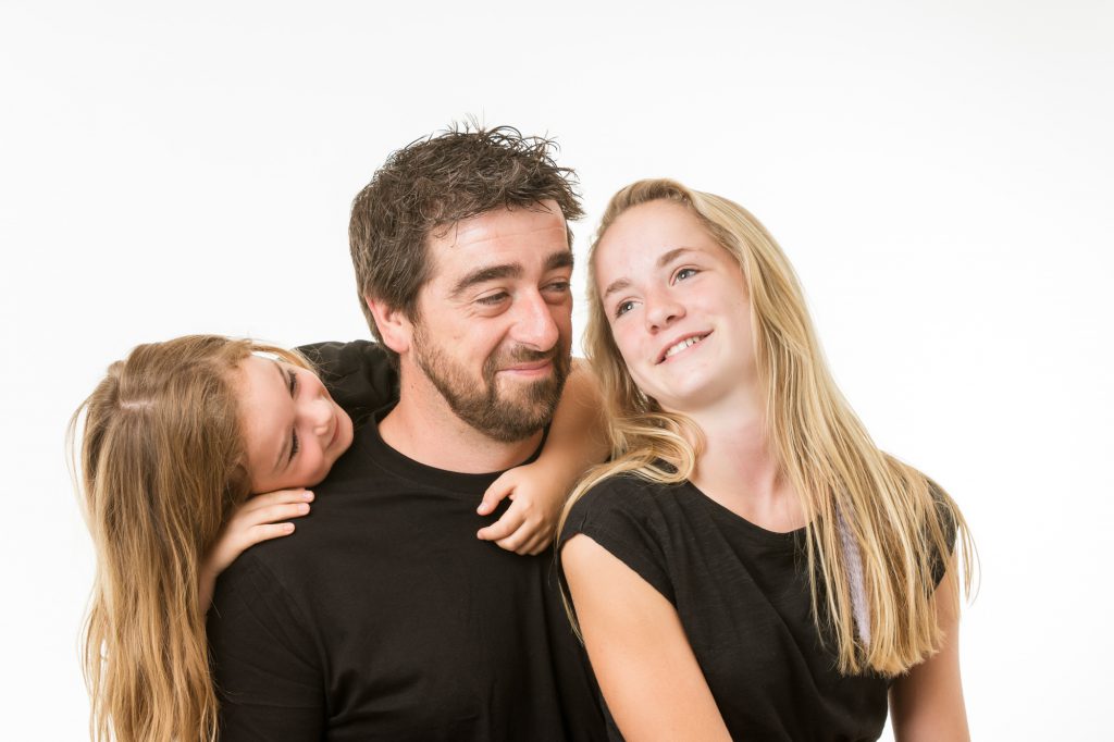 Papa sous le regard des ses filles. Photo Studio Polidori