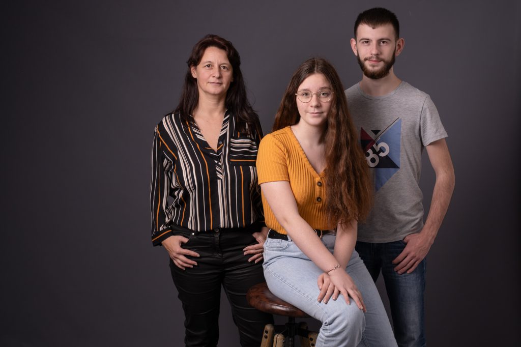 Une maman, sa fille et son fils. Photo Studio Polidori.