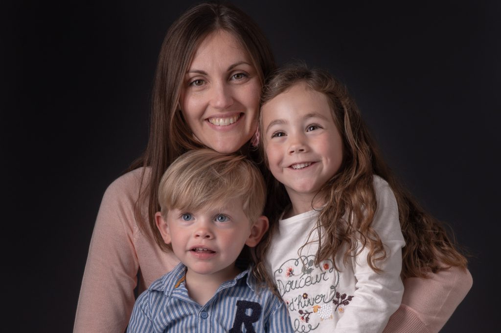 Une maman, sa grande fille et son petit garçon au studio. Photo Studio Polidori