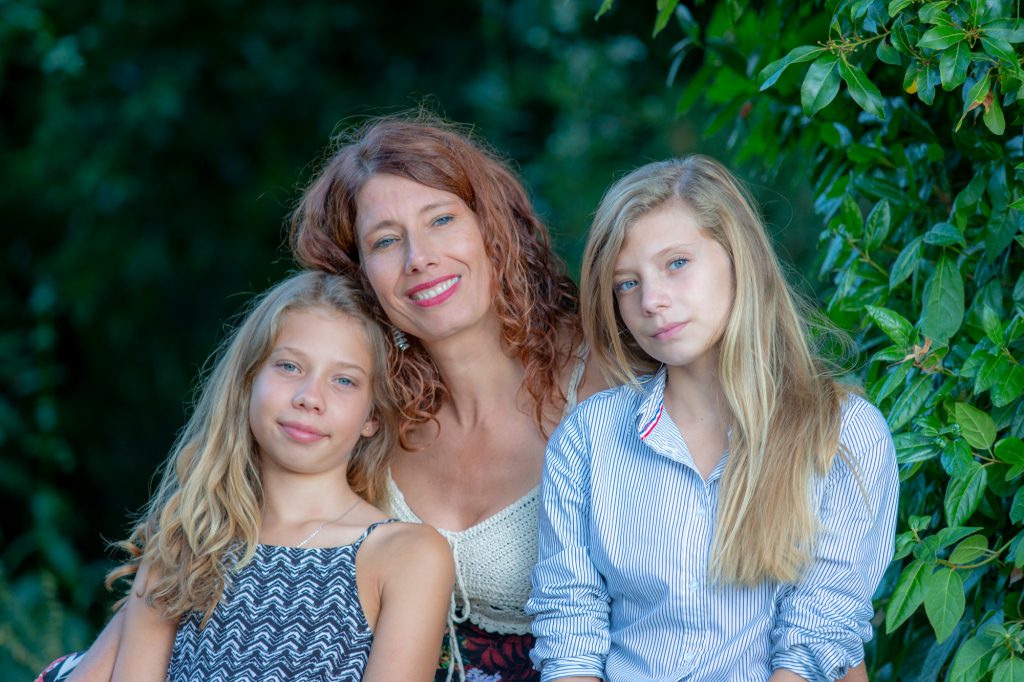 Portrait d'une mère et de ses filles, prise dans leur jardin. Photo Studio Polidori