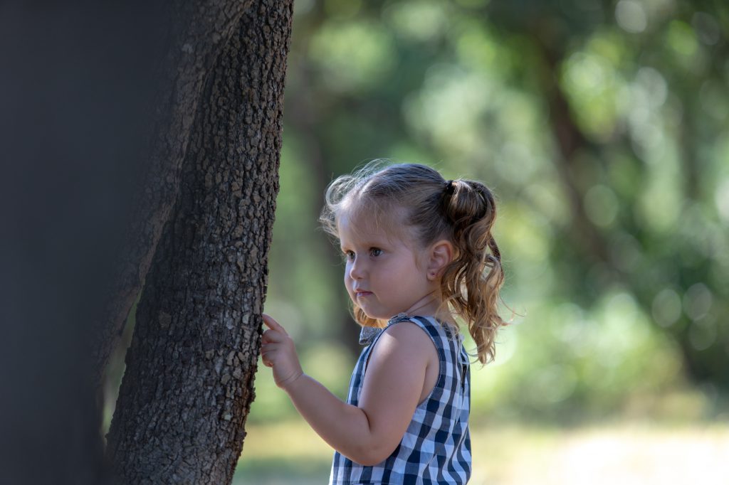 Portrait d'une petite fille dans un parc. Photo Studio Polidori