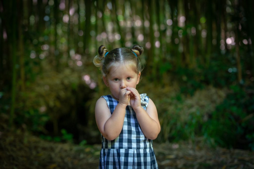 Portrait d'une petite fille en forêt. Photo Studio Polidori