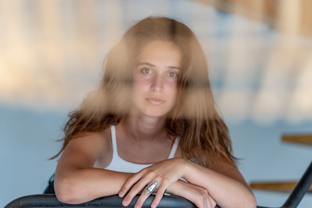 Portrait d'une adolescente à son domicile. Photo Studio Polidori