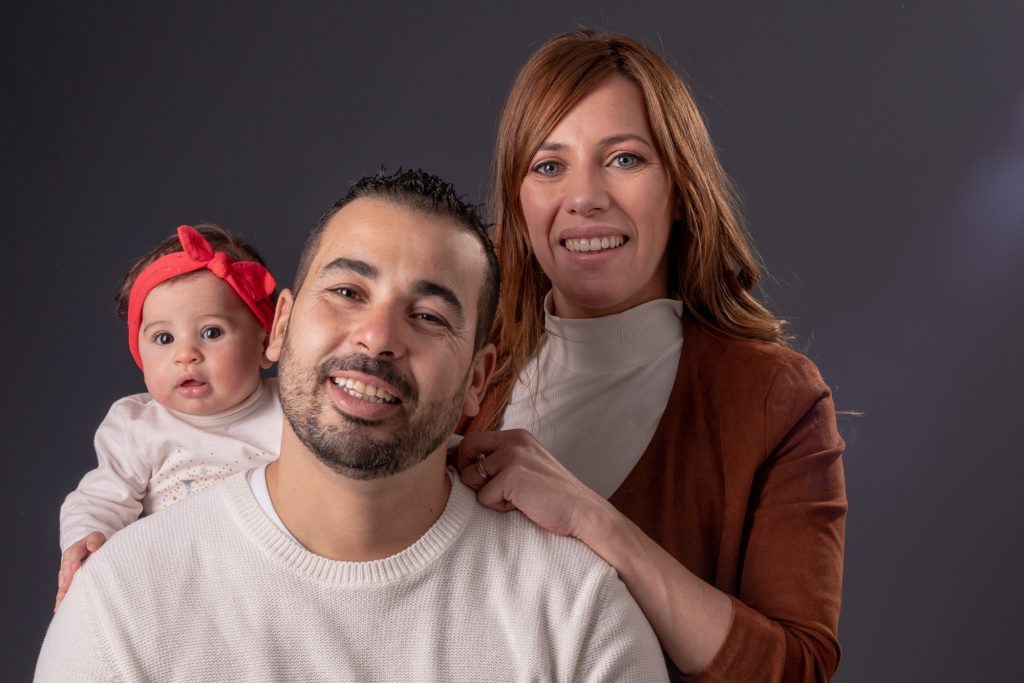 Séance au studio pour un portrait classique maman, papa et bébé. Photo Studio Polidori