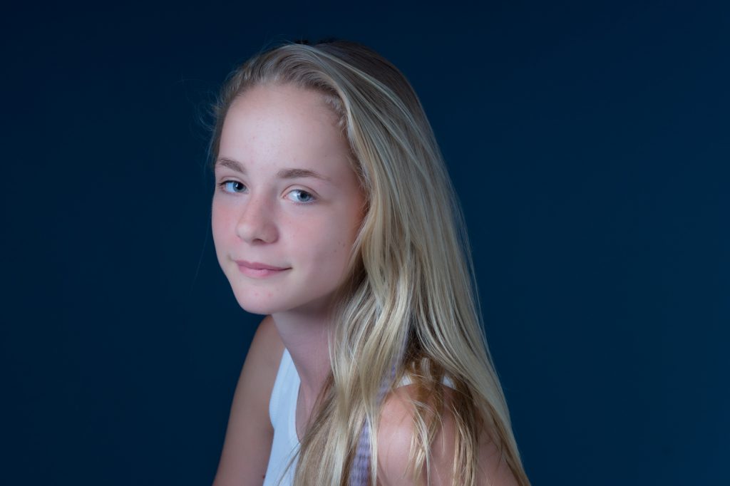 Portrait au studio d'une jeune adolescente. Photo Studio Polidori