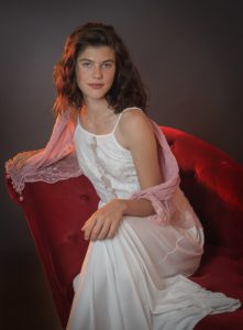 Photo romantique d'une jeune femme assise. Photo Studio Polidori