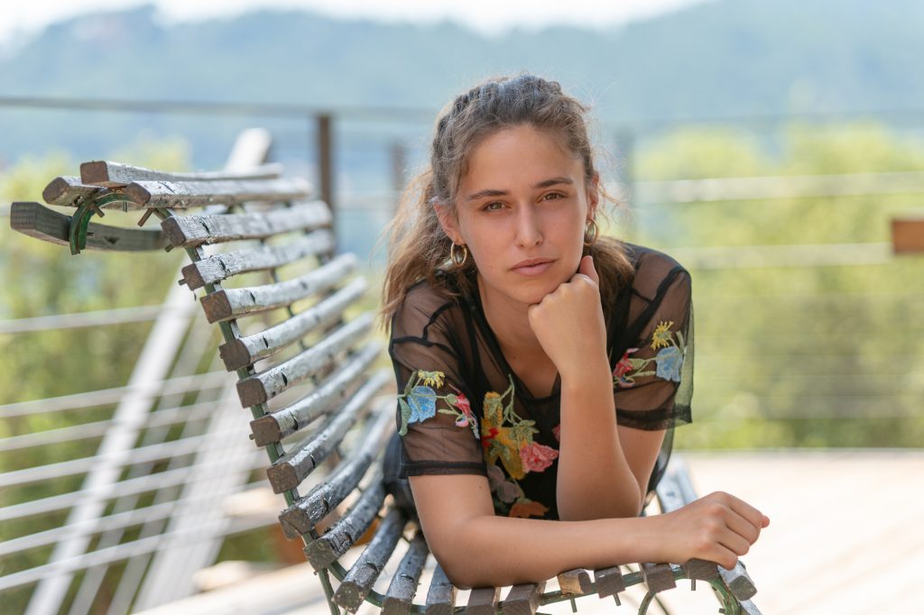 Jeune fille allongée sur un banc. Photo Studio Polidori