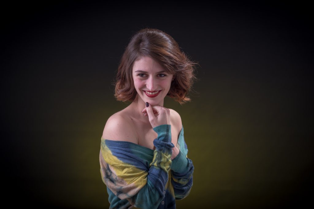 Portrait d'une jeune femme, épaule dénudée. Ton sur ton vert. Photo Studio Polidori