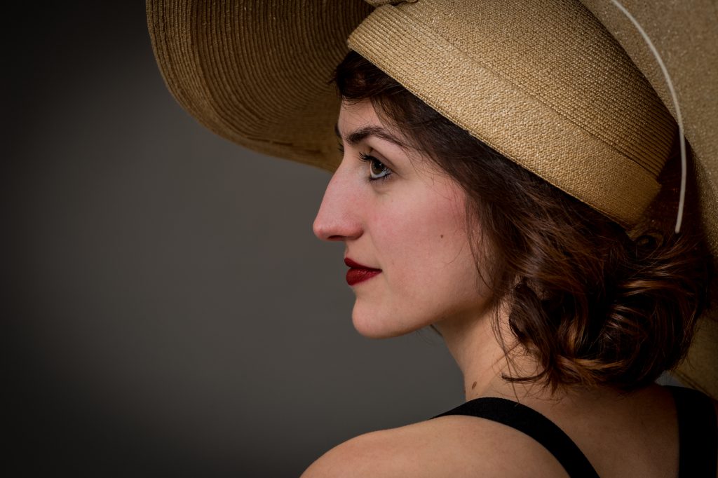 Une jeune femme avec chapeau de paille, photo de profil. Photo Studio Polidori