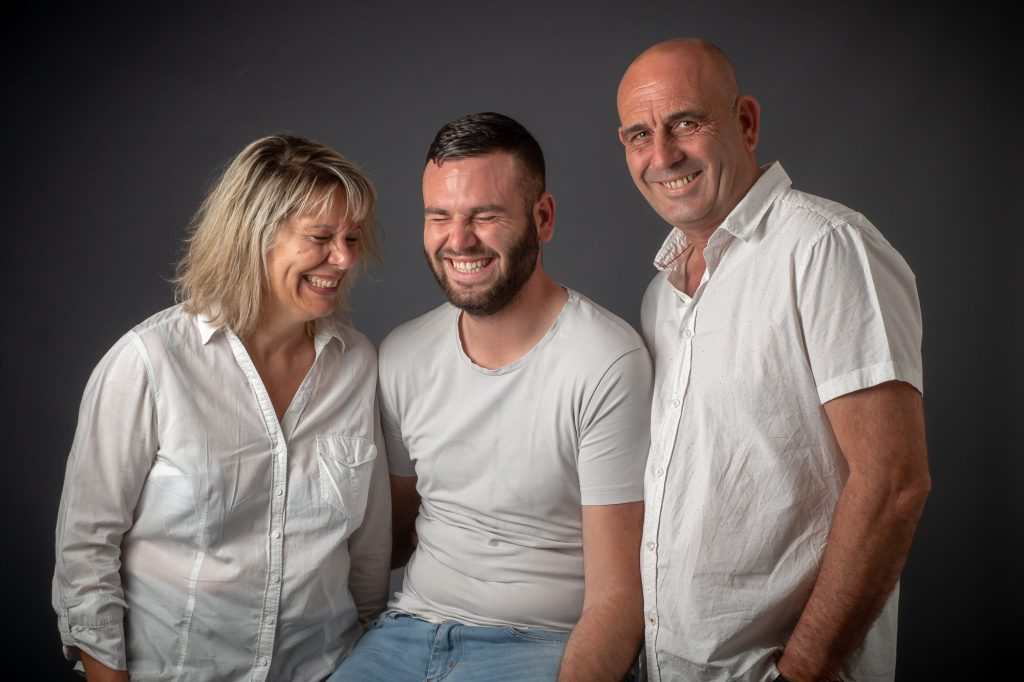 Au studio, la maman et son fils éclate de rire, papa reste stoïque. Photo Studio Polidori