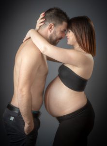 Future maman tendrement front contre front avec le futur papa. Ventre rond contre ventre ventre plat. Photo Studio Polidori