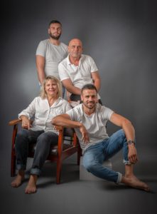Photo d'une maman et ses 3 hommes (papa et 2 garçons), réalisée au flash en studio. Photo Studio Polidori