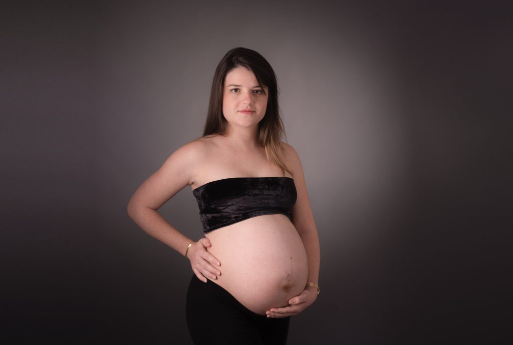 Au studio, ventre rond d'une future maman. Photo Studio Polidori