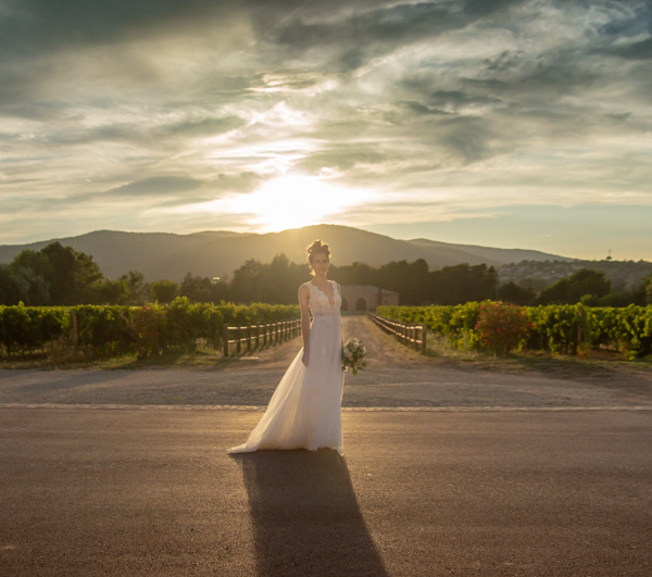 Une mariée dans les vignes au domaine viticole de Château Vaudois à Roquebrune sur Argens dans le Var. Photo Studio Polidori