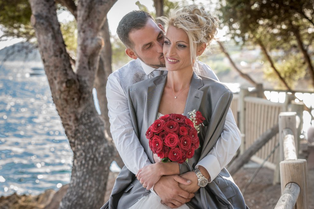 Bisous du marié au bord de mer, tendresse., aux Issambres. Photo Studio Polidori