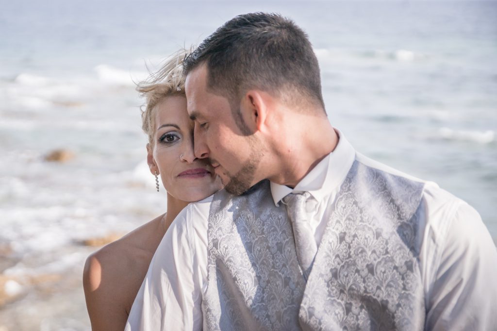 Aux Issambres, bord de mer, un couple de jeunes mariés. Photo Studio Polidori