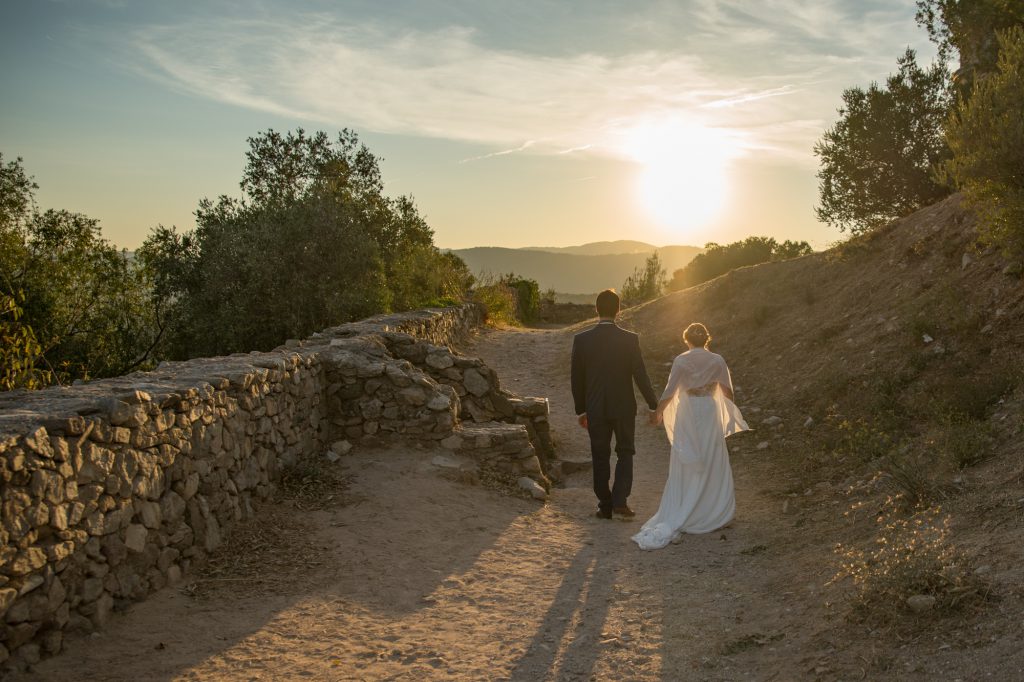 Mariés s'éloigant au couché de soleil, château de Grimaud. Photo Studio Polidori