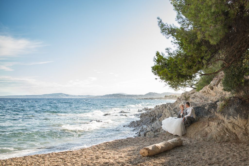 Couple de mariés à la plage, au bord de mer aux Issambres. Photo Studio Polidori