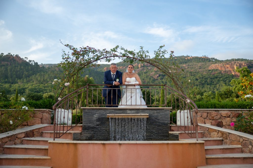 Un couple de mariés au Domaine de la Bouverie, devant le massif de l'Estérel. Photo Studio Polidori