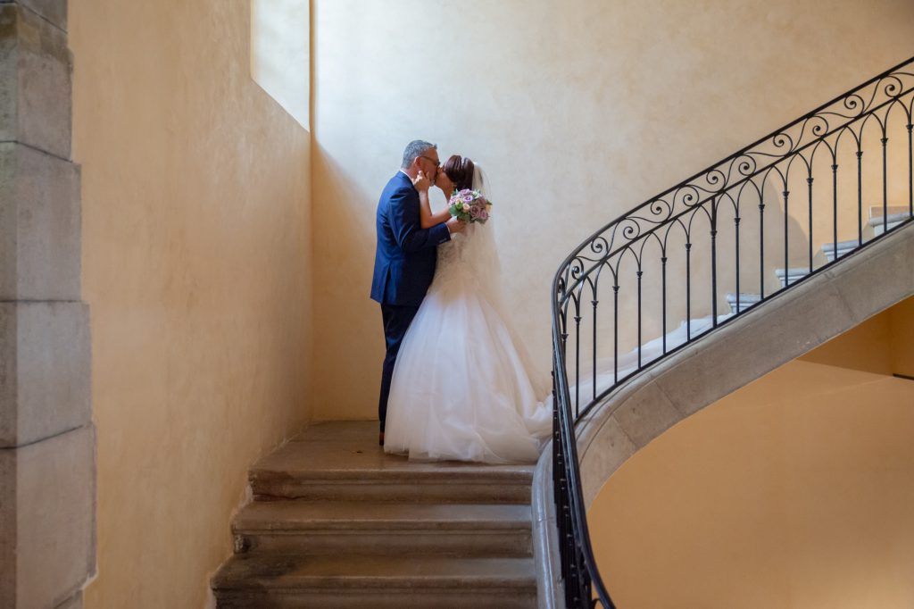 Couple de mariés s'embrassant dans les escaliers de la mairie de Lorgues. Photo Studio Polidori
