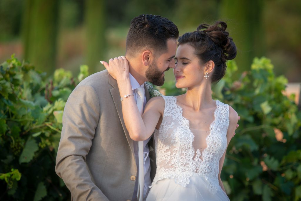 La mariée enlace avec tendresse le marié. Dans les vignes du Château Vaudois à Roquebrune/argens. Photo Studio Polidori