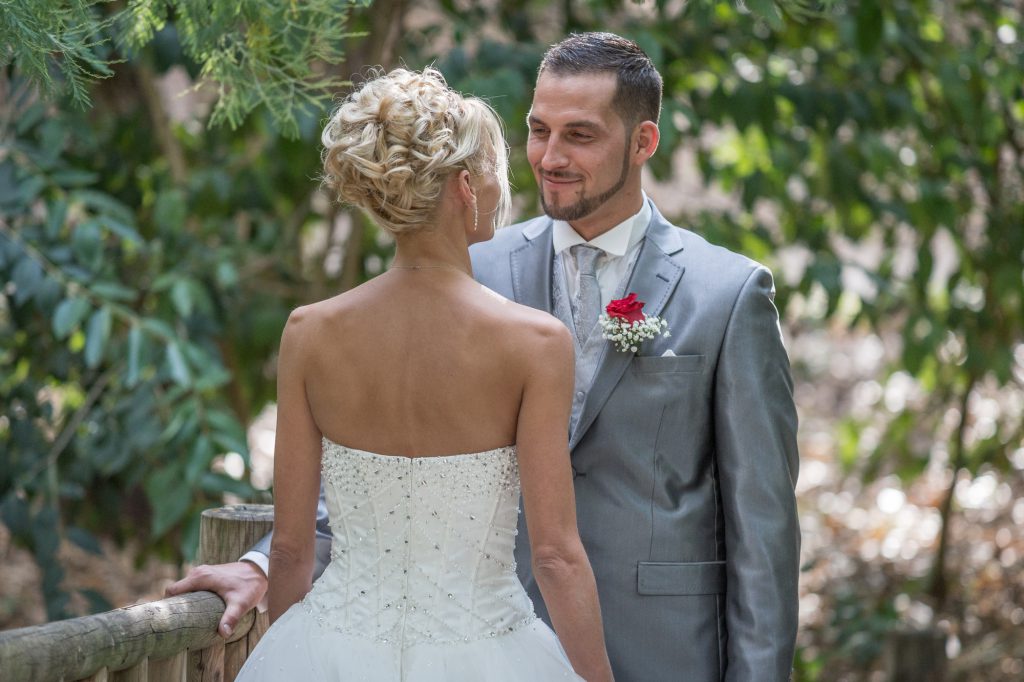 Le marié regarde la mariée, photo de couple au parc de St-Aygulf. Photo Studio Polidori